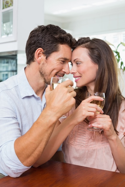 Couple d&#39;amoureux avec verres à vin à la maison