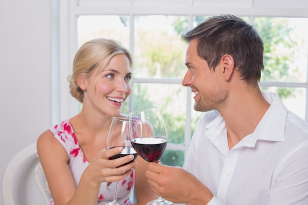 Couple d&#39;amoureux avec des verres de vin en regardant les uns les autres