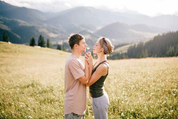 Couple d'amoureux de la vie étreignant à la nature