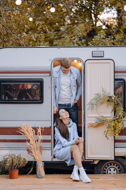 Couple amoureux vivant dans une caravane en camping et s'amuser et être heureux