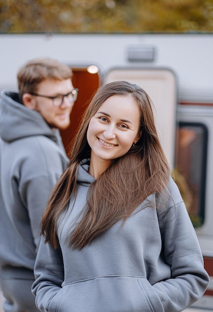 Couple amoureux vivant dans une caravane en camping et s'amuser et être heureux