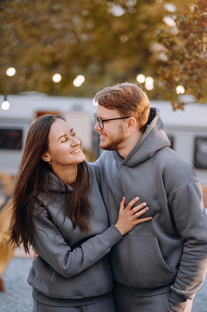 Couple amoureux vivant dans une caravane en camping et s'amuser et être heureux