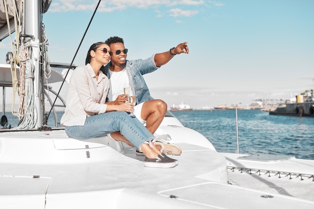 Couple amoureux et yacht avec un homme et une femme en mer ou sur l'océan pour une romance et un rendez-vous ou une croisière de luxe Confiance et soins heureux avec un jeune homme et une femme sur un bateau dans l'eau ensemble