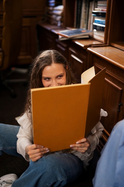 Couple à angle élevé ayant une date de librairie