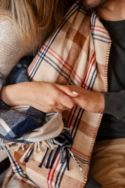 Couple à angle élevé étant affectueux à l'intérieur