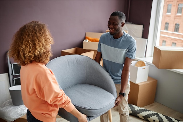 Couple apportant de nouveaux meubles à l'appartement