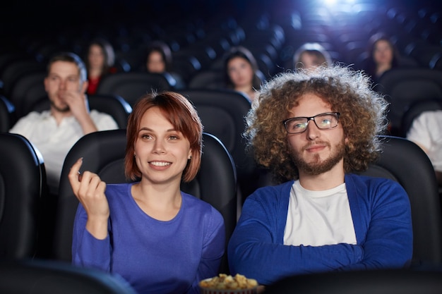 Couple appréciant la date au cinéma.