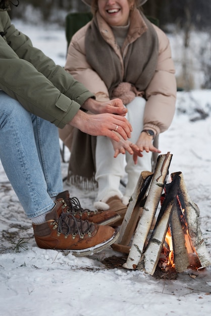 Photo couple appréciant leur camp d'hiver