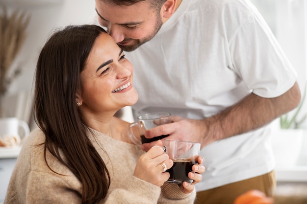 Couple appréciant le style de vie à la maison d'hiver