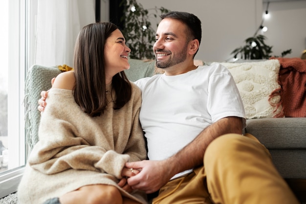 Couple appréciant le style de vie à la maison d'hiver