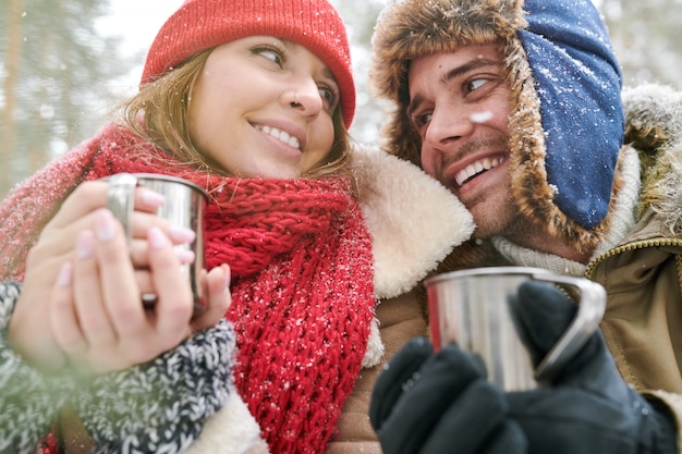 Photo couple, apprécier, thé, hiver