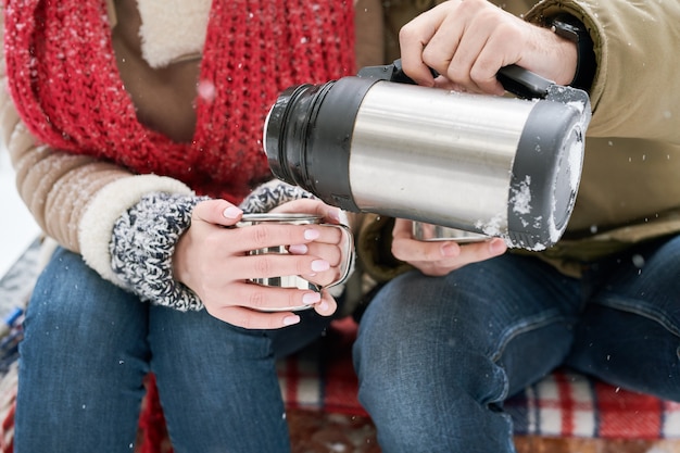 Couple, apprécier, thé, hiver