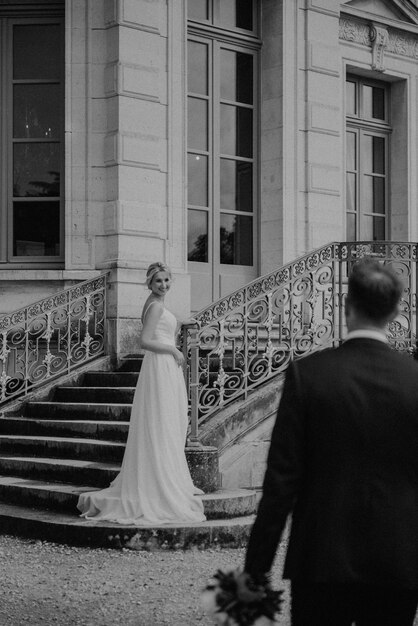 couple après mariage dans le parc près du château