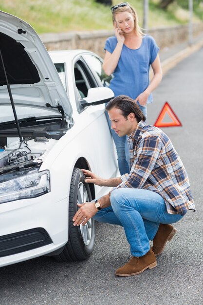 Couple après une panne de voiture