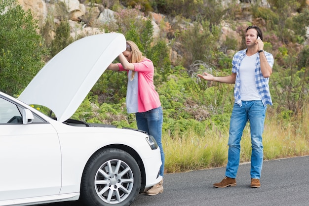 Couple après une panne de voiture