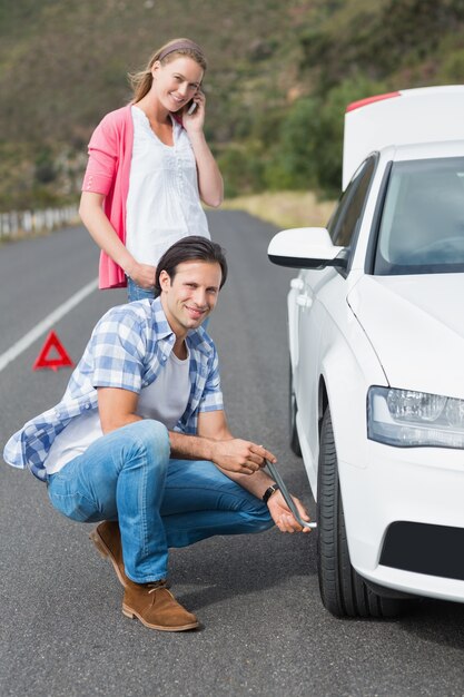 Couple après une panne de voiture