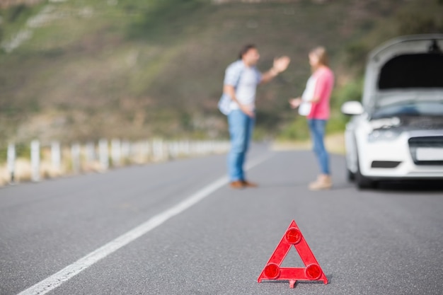 Couple après une panne de voiture