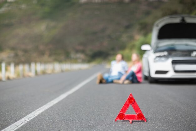 Couple après une panne de voiture