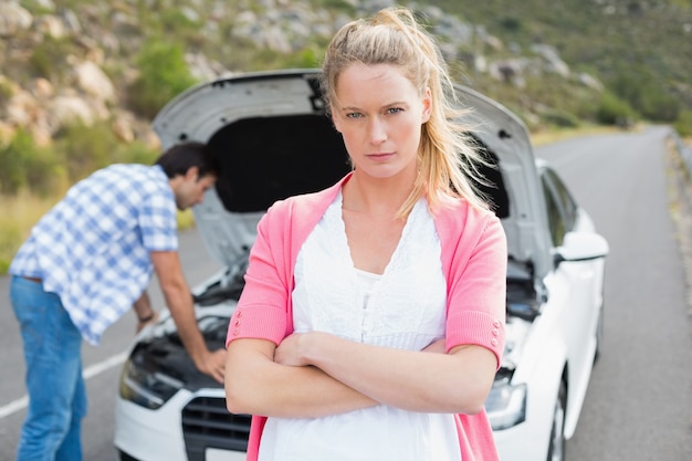 Couple après une panne de voiture