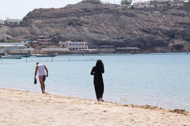 Un couple arabe sur la plage d'Aden au Yémen