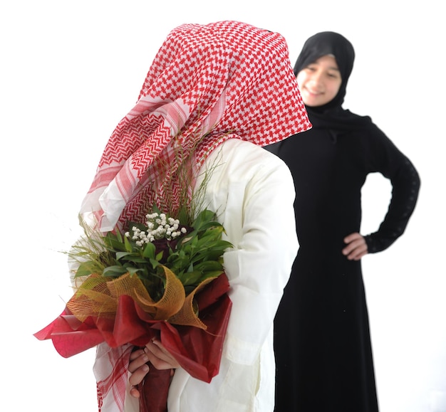 Couple arabe, roses et fleurs comme surprise