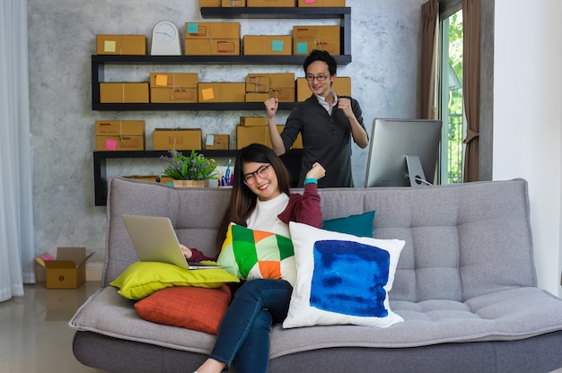 Photo couple asiatique adolescent propriétaire des gens d'affaires travaillent à la maison pour faire du shopping en ligne