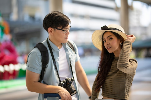 Couple asiatique aime voyager et marcher dans la rue en ville.