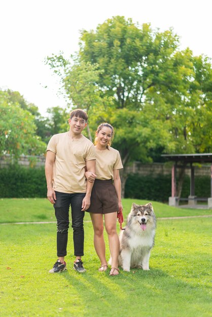 Couple asiatique amour avec chien