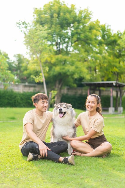 Couple asiatique amour avec chien