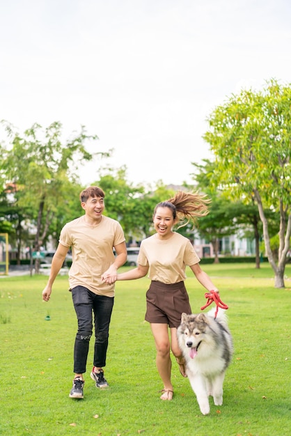 Couple asiatique amour avec chien