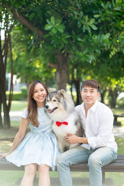 Couple asiatique amour avec chien