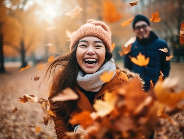 Un couple asiatique amoureux profite d'une journée romantique d'automne.