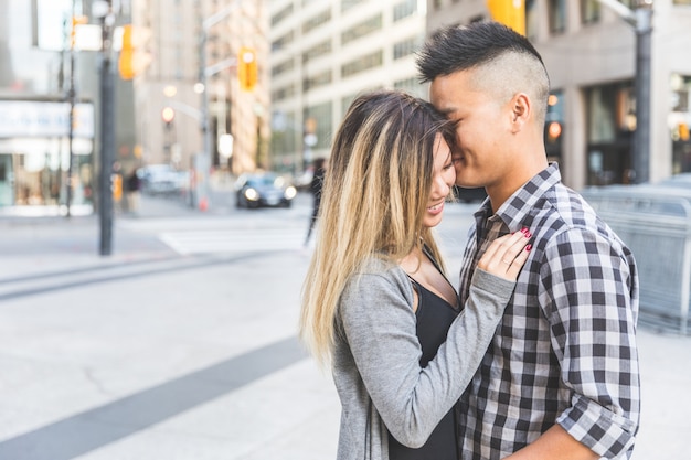 Couple asiatique amoureux togheter dans la ville