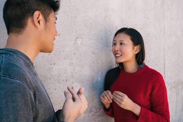 Couple asiatique ayant une conversation.