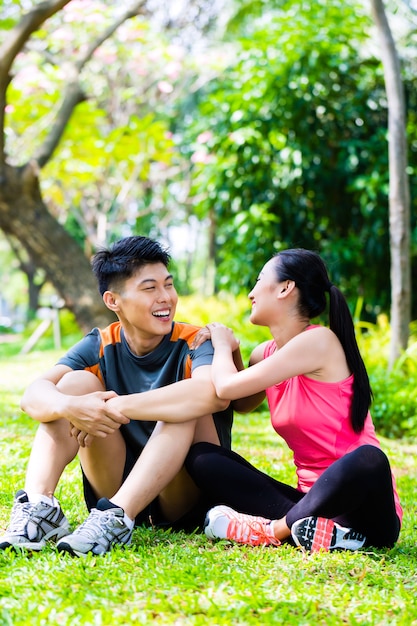 Couple asiatique ayant une pause à l&#39;entraînement sportif