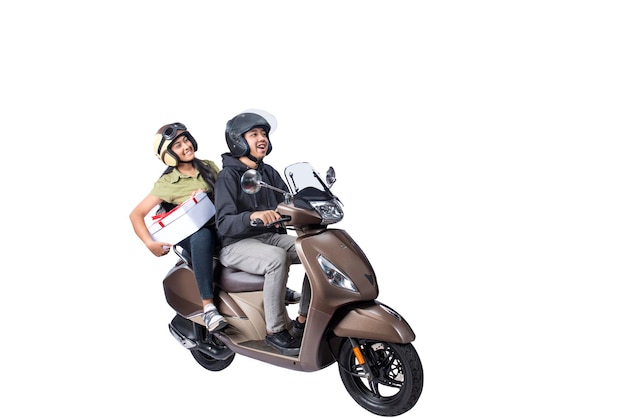 Couple asiatique avec un casque assis sur un scooter et portant une boîte-cadeau