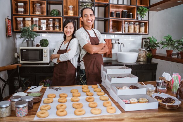 Couple asiatique confiant dans la cuisine