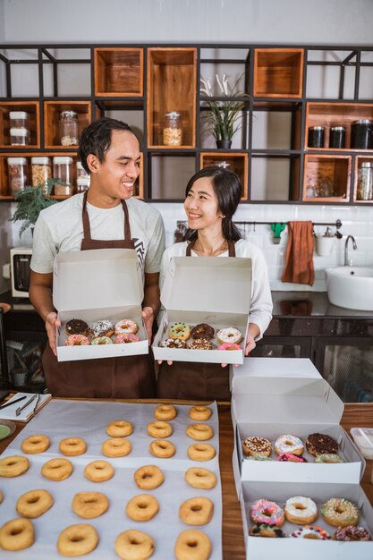 Couple asiatique confiant dans la cuisine