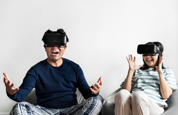 Un couple asiatique connaît la réalité virtuelle avec un casque VR