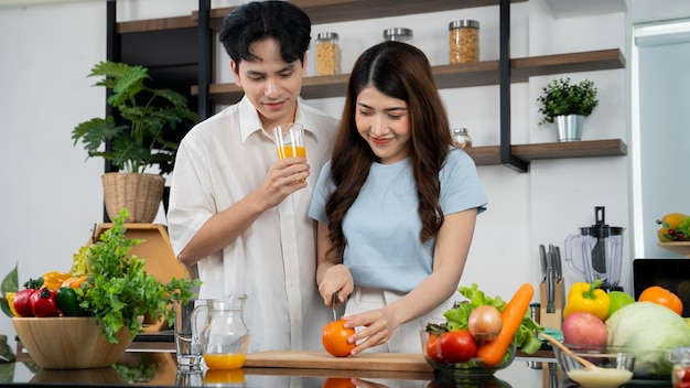 couple asiatique à la cuisine