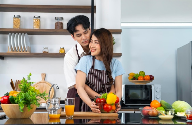 couple asiatique à la cuisine