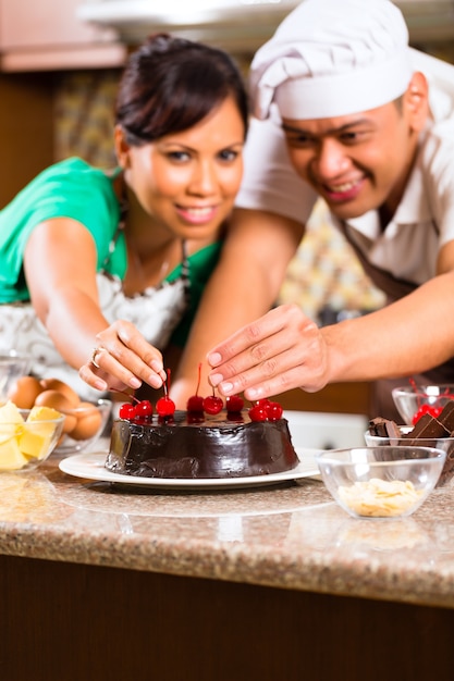 Couple asiatique, cuisson, gâteau chocolat, dans, cuisine