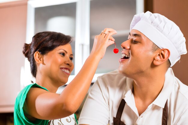 Couple asiatique, cuisson, gâteau chocolat, dans, cuisine