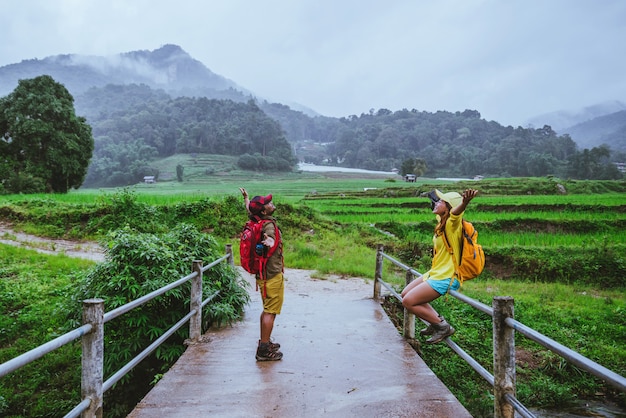 Couple asiatique dans la nature