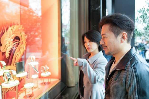 Couple asiatique, faire du shopping à Barcelone