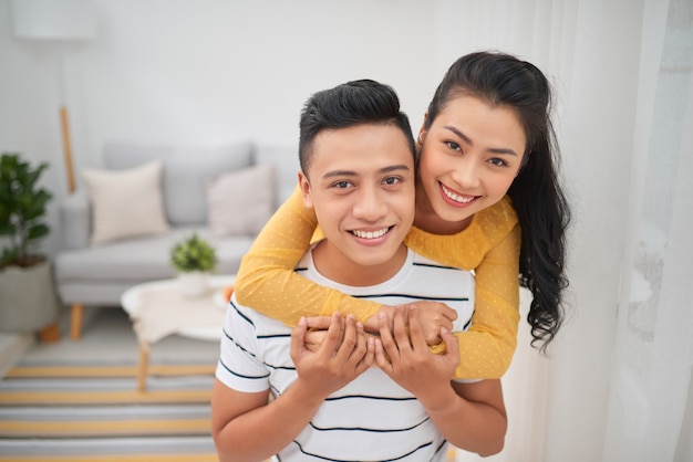 Couple asiatique ferroutage intérieur