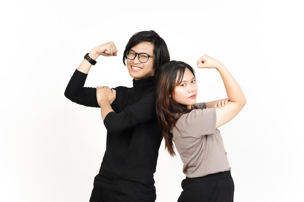 Photo couple asiatique homme et femme montrant la force et la montée des biceps bras isolés sur fond blanc