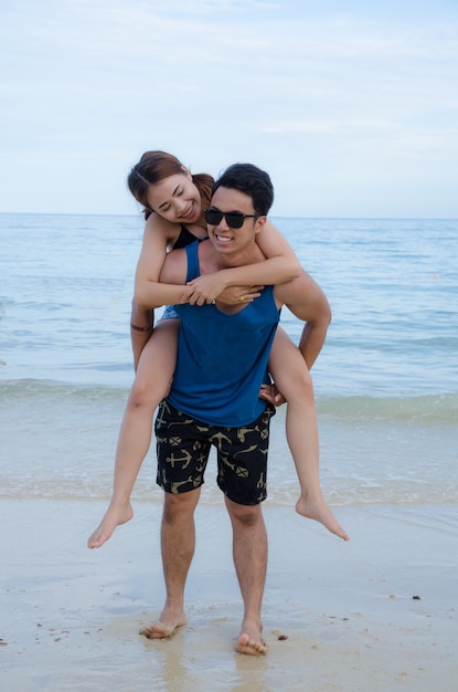 Couple asiatique, marcher plage, avec, fille, monter dos