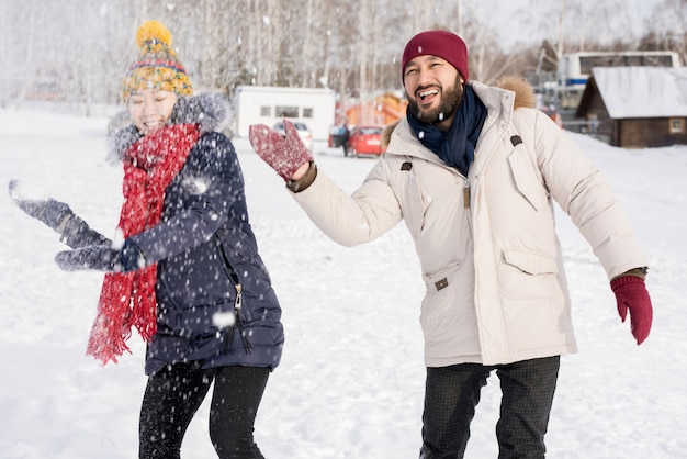 Couple asiatique s'amuser en hiver