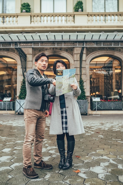 Couple asiatique shopping fleurs à Barcelone